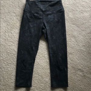 ALO Yoga High-Waist Airbrush Capri- Print